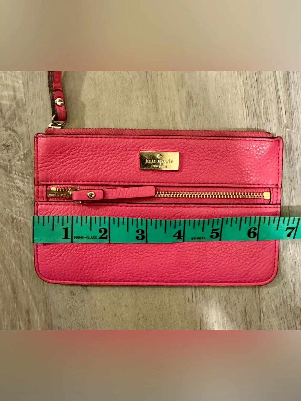 Kate Spade New York women's pink leather Wristlet, Excellent condition. Smoke-fr